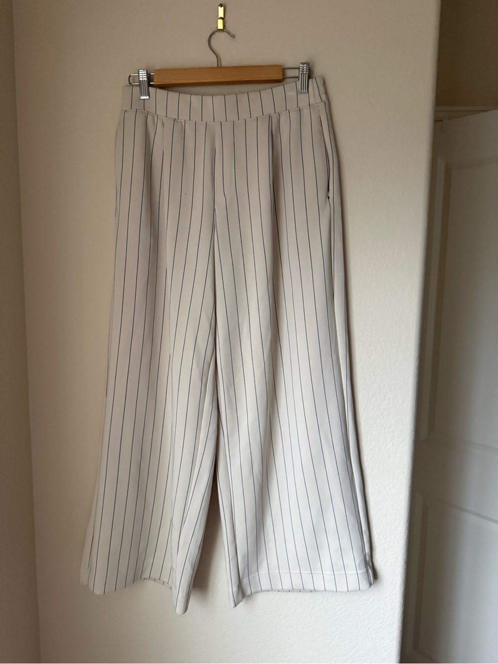 OFFLINE By Aerie ChillUp Trouser Cake Batter Size M Short - Picture 2 of 4